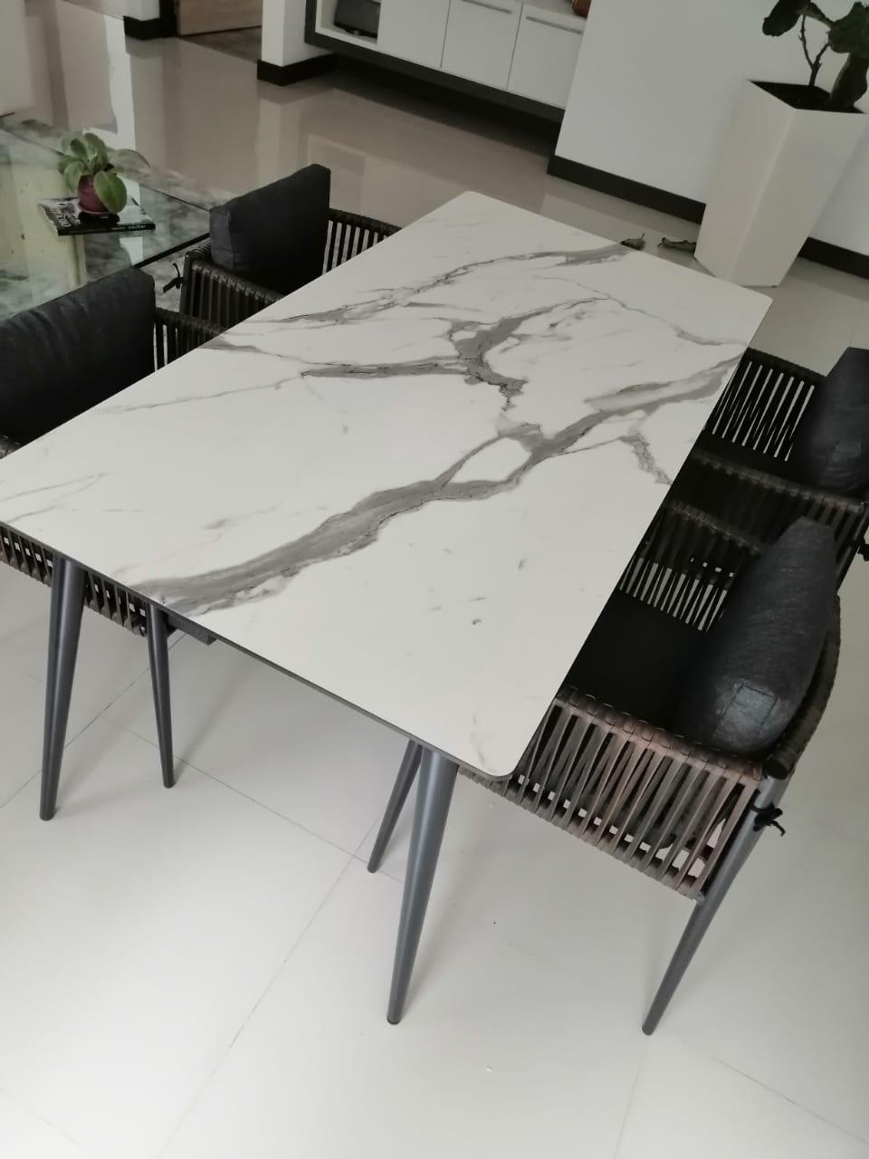 Comedor de Exterior Valeta color Marmol y Negro para Terraza.